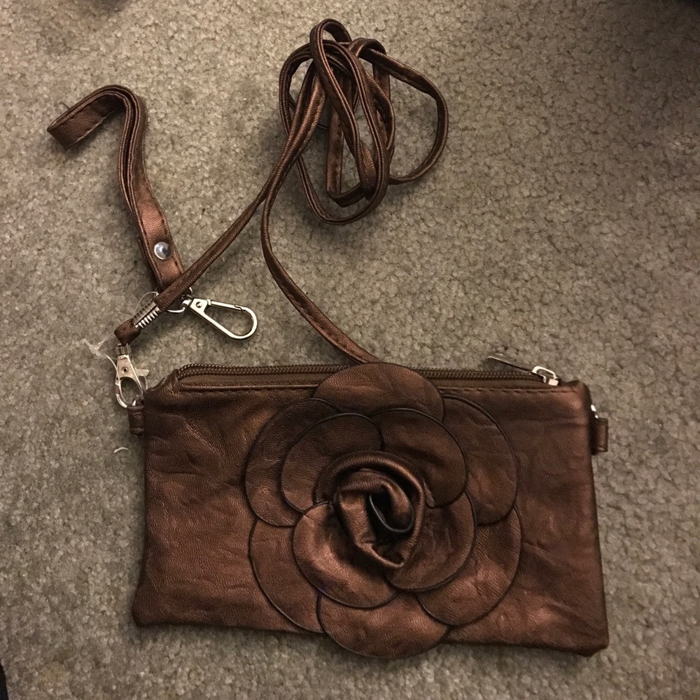 Niquea.d NWOT Brown Metallic Rose Wristlet Bag